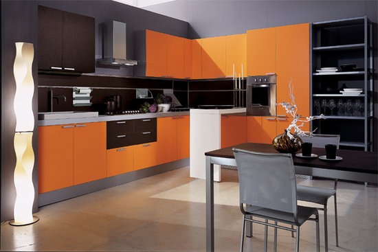 Элементы черного цвета не уступают по своей активности оранжевым, вторгаются в мебель, активно взаимодействуют с отвлекающим белым, что придаёт кухне необыкновенный уют