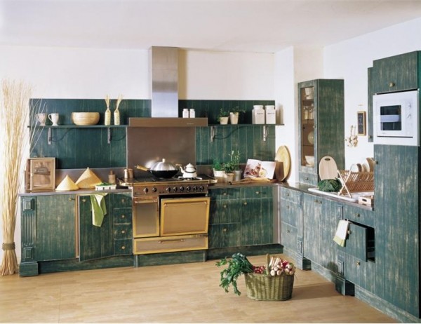 Фасад кухни из пластика с покрытием цветным лаком имитирующий старинную мебель.