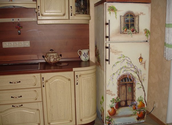 Роспись на холодильнике сделает его главным украшением помещения.
