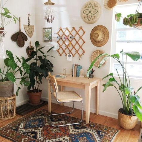 Бохо домашний офисный уголок с броским белым столом, ротанговым стулом, макраме, большие комнатные растения.